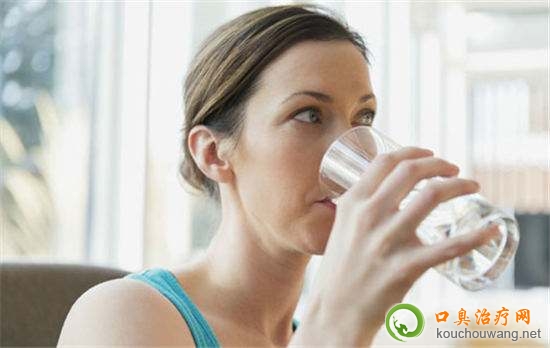 引起口臭的六個(gè)原因 引起口臭的六個(gè)原因